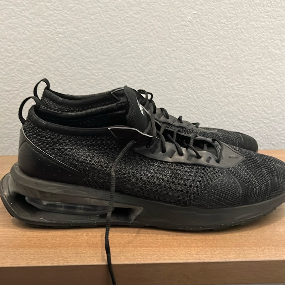 Nike Flyknit 2021 Black size 11 men's